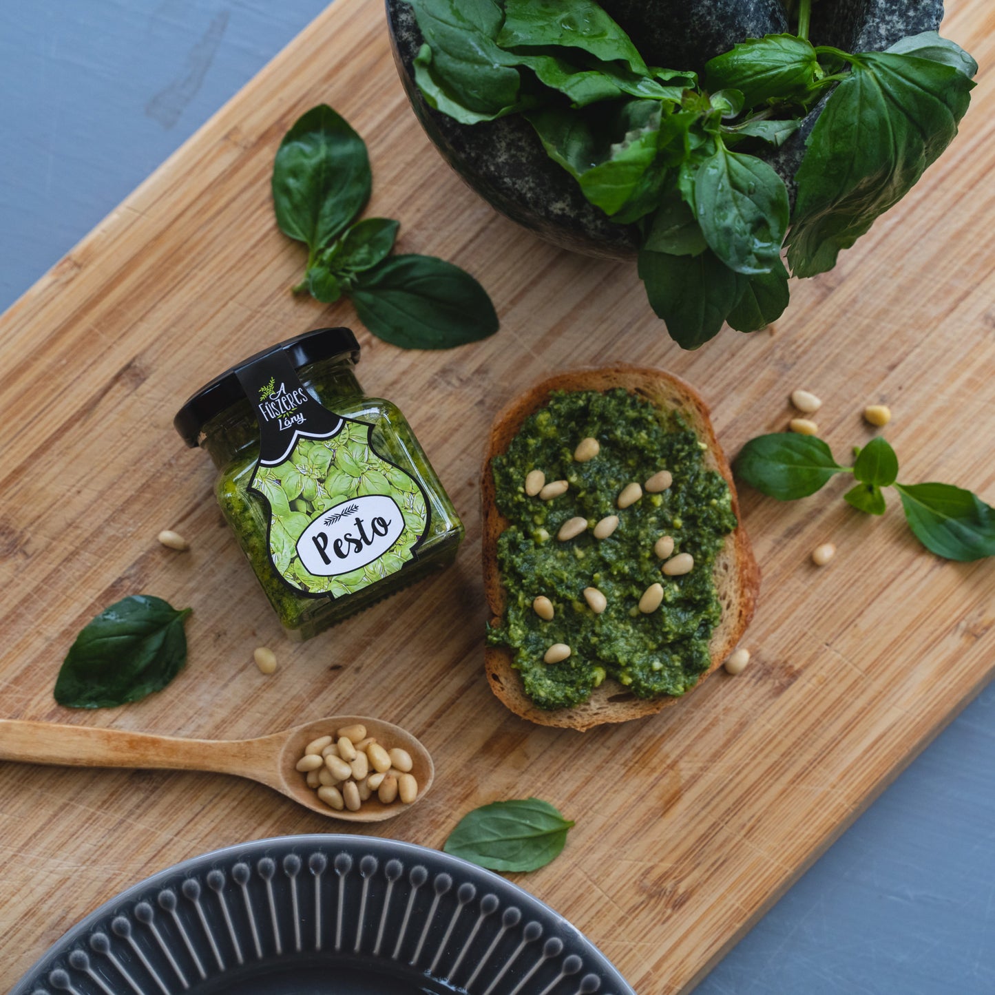 Bazsalikomos pesztó