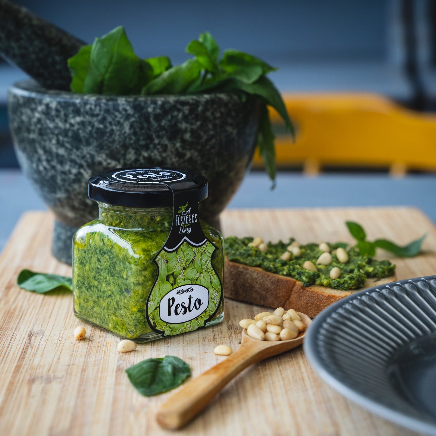 Bazsalikomos pesztó