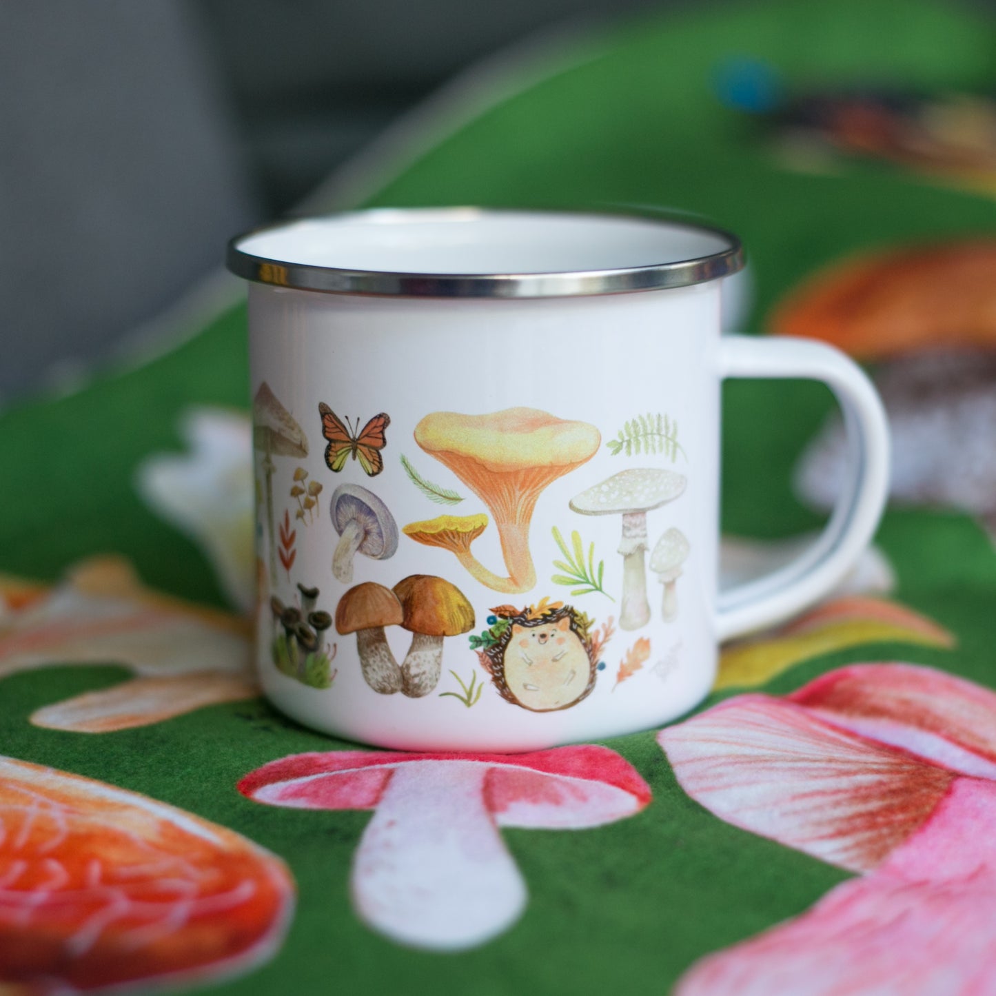 Sünis és gombás zománcozott fém bögre