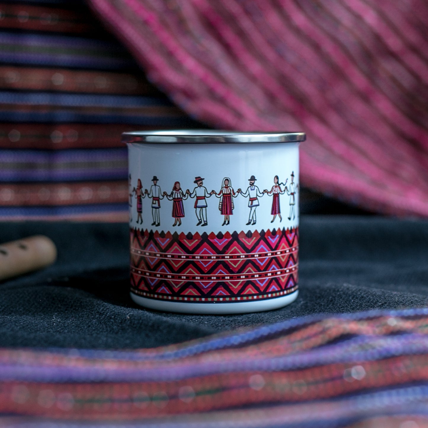 Moldvai csángó táncos zománcozott fém bögre