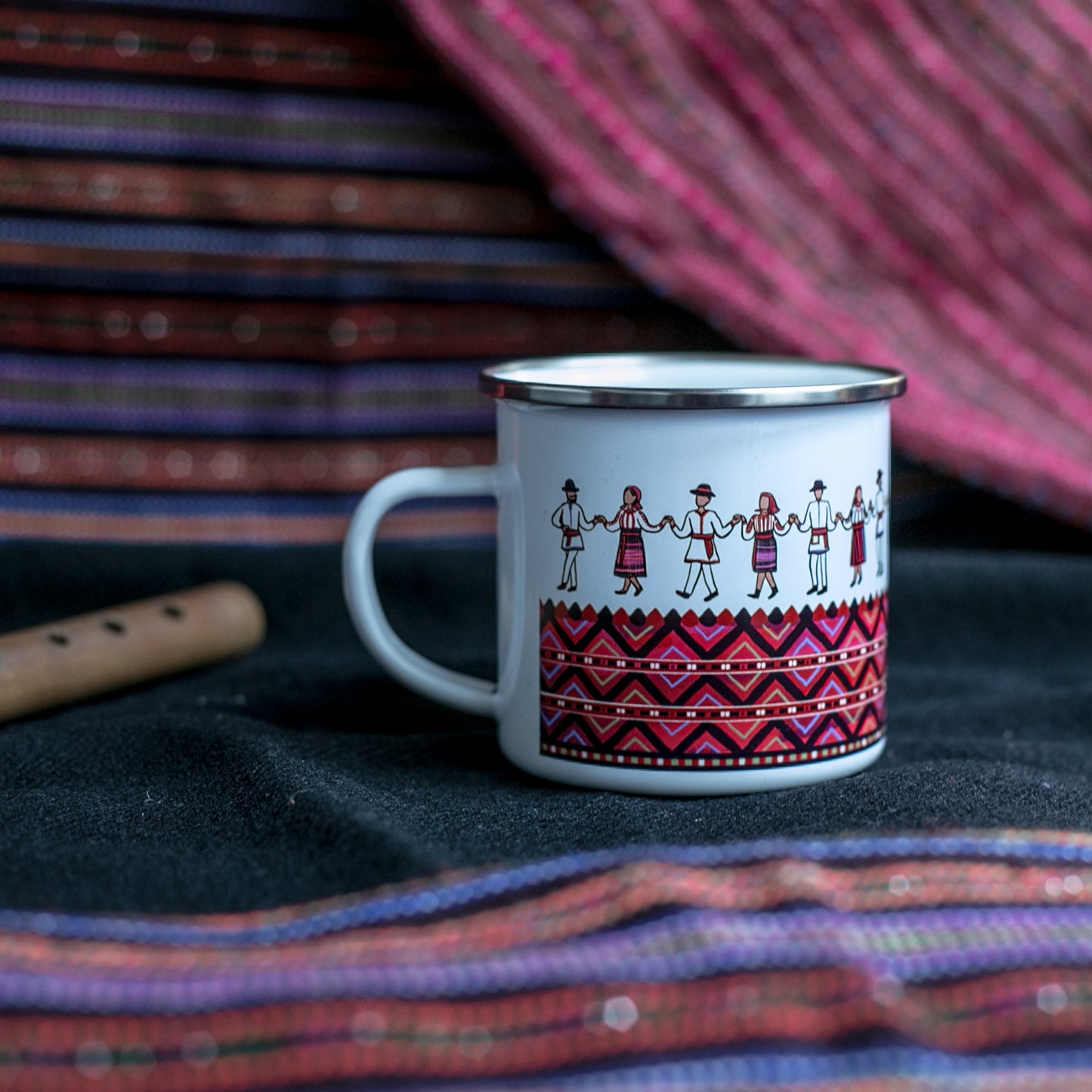 Moldvai csángó táncos zománcozott fém bögre